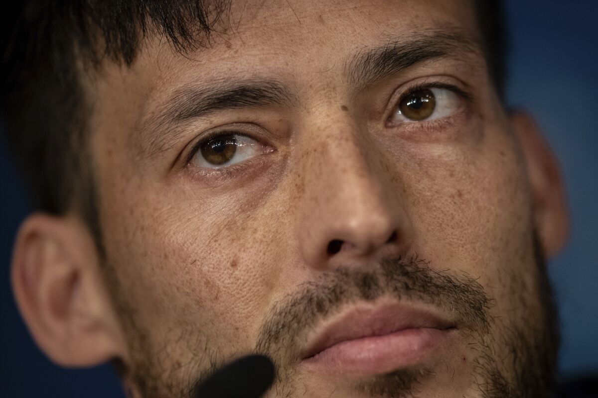 ARCHIVO - El jugador del Manchester City David Silva atiende una conferencia de prensa en Madrid, España