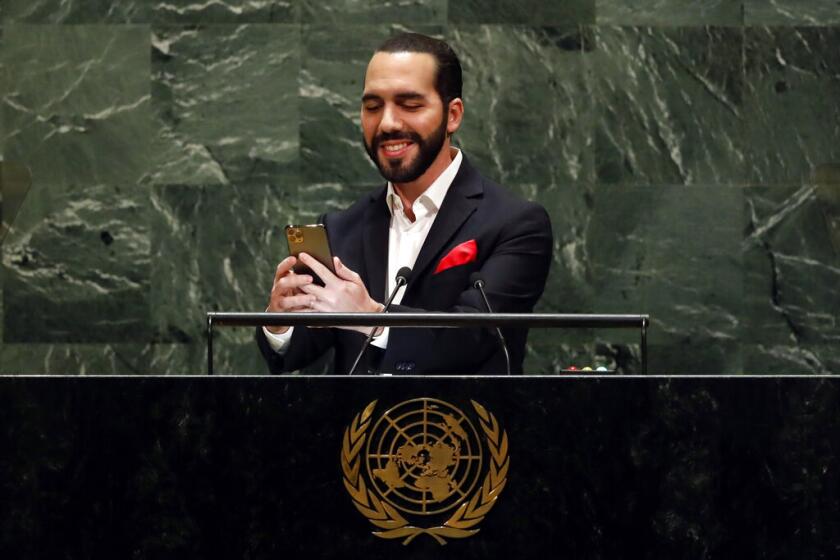 El presidente de El Salvador Nayib Bukele se toma un selfie al comenzar su discurso ante la Asamblea General de las Naciones Unidas el 26 de septiembre del 2019.
