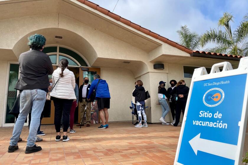 Cientos de personas se vacunaron el sábado 10 de abril en un centro de la parroquia de Nuestra Señora de Guadalupe en Chula Vista