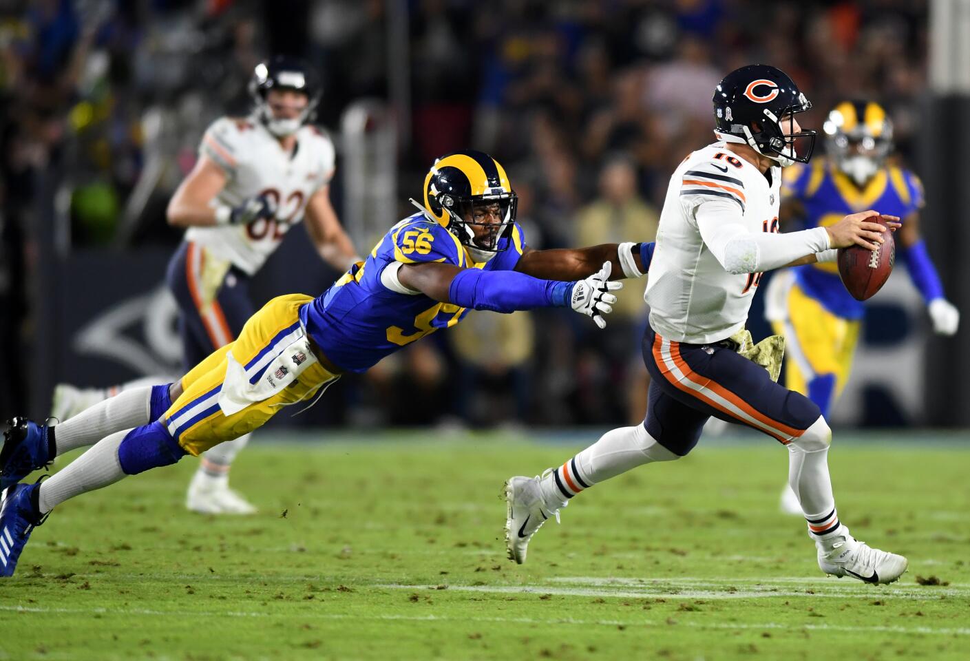 Rams linebacker Dante Fowler Jr. tries to sack Bears quarterback Mitchell Trubisky.