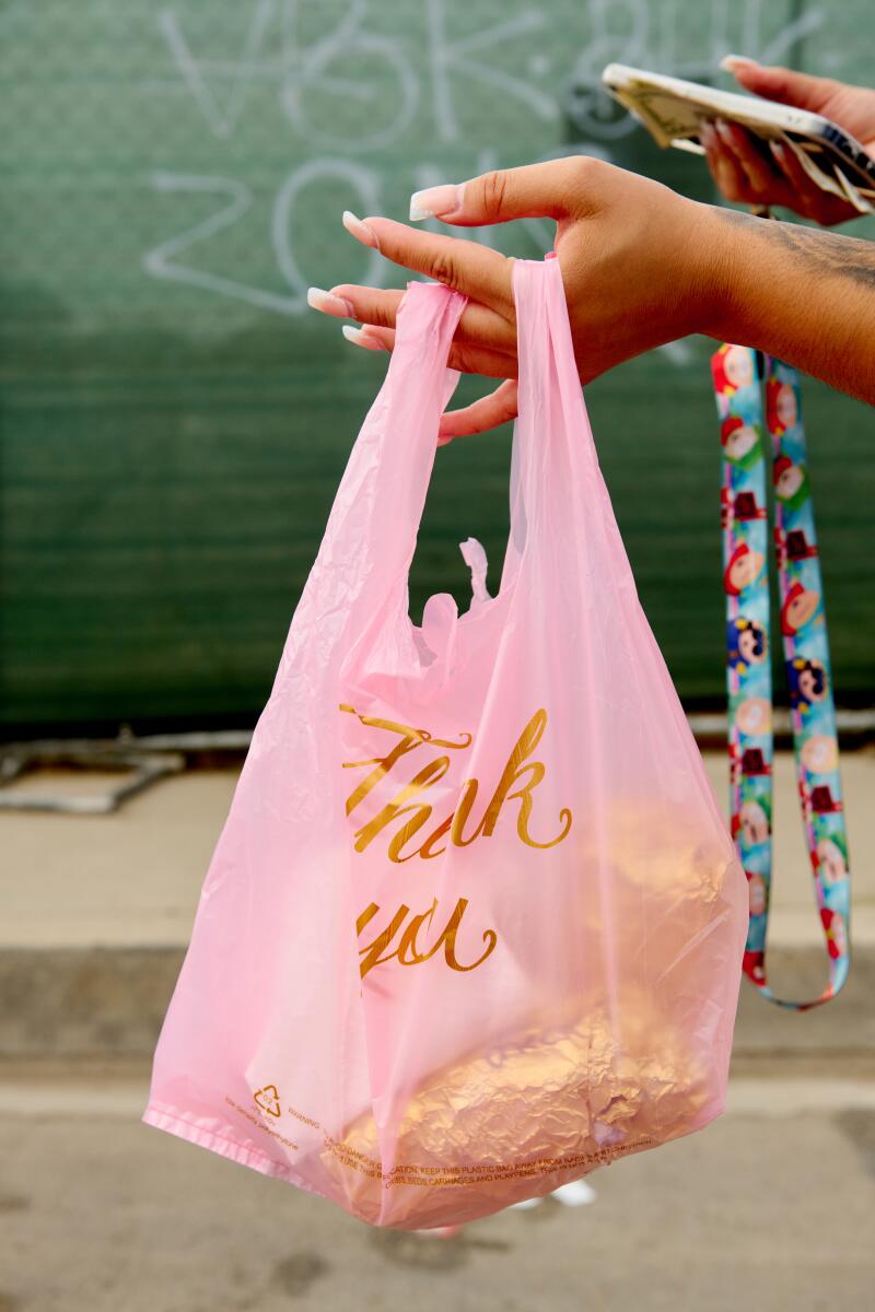Y una bolsa rosa para el orden de los burritos.