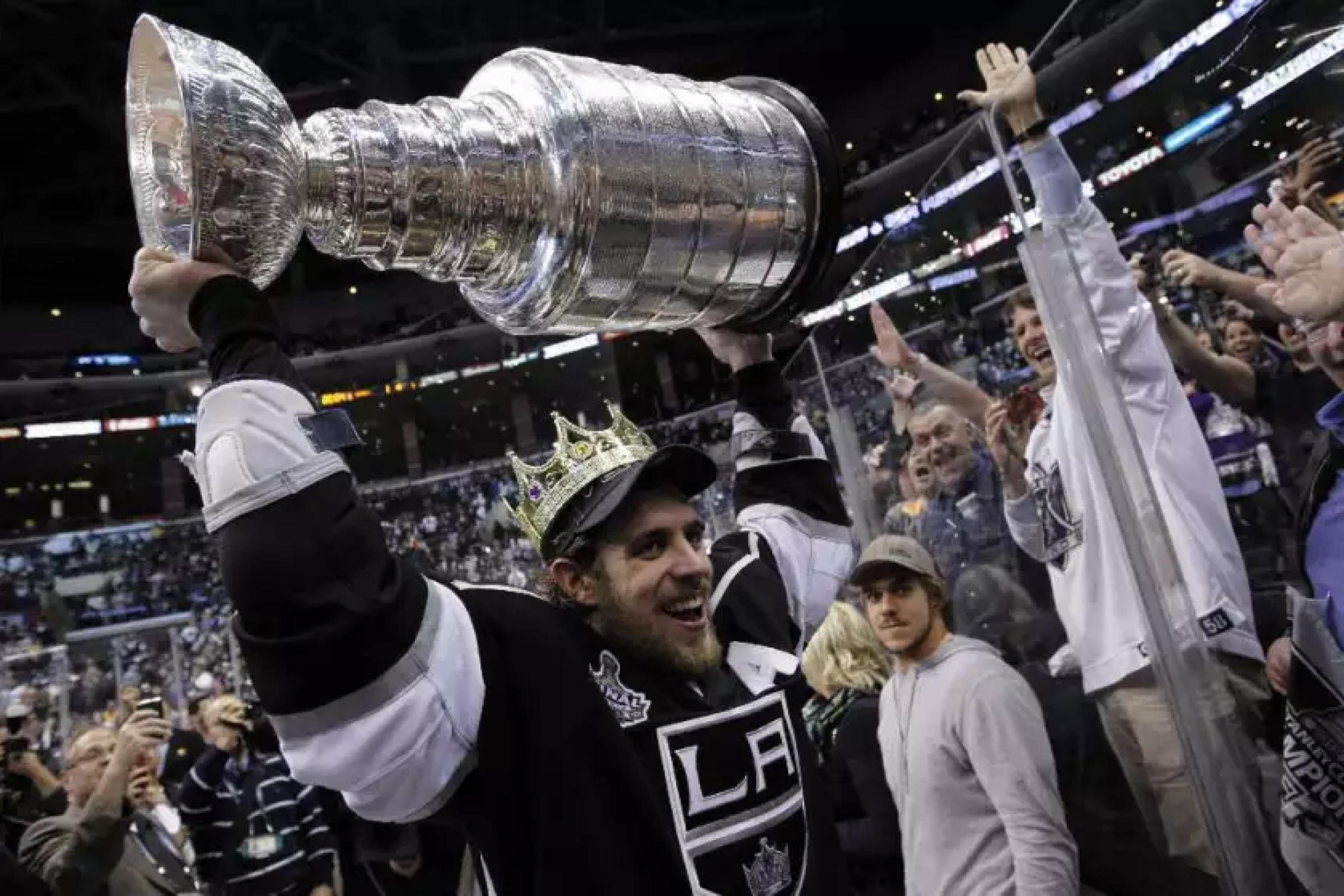 LA Kings honor Luc Robitaille with statue outside Staples