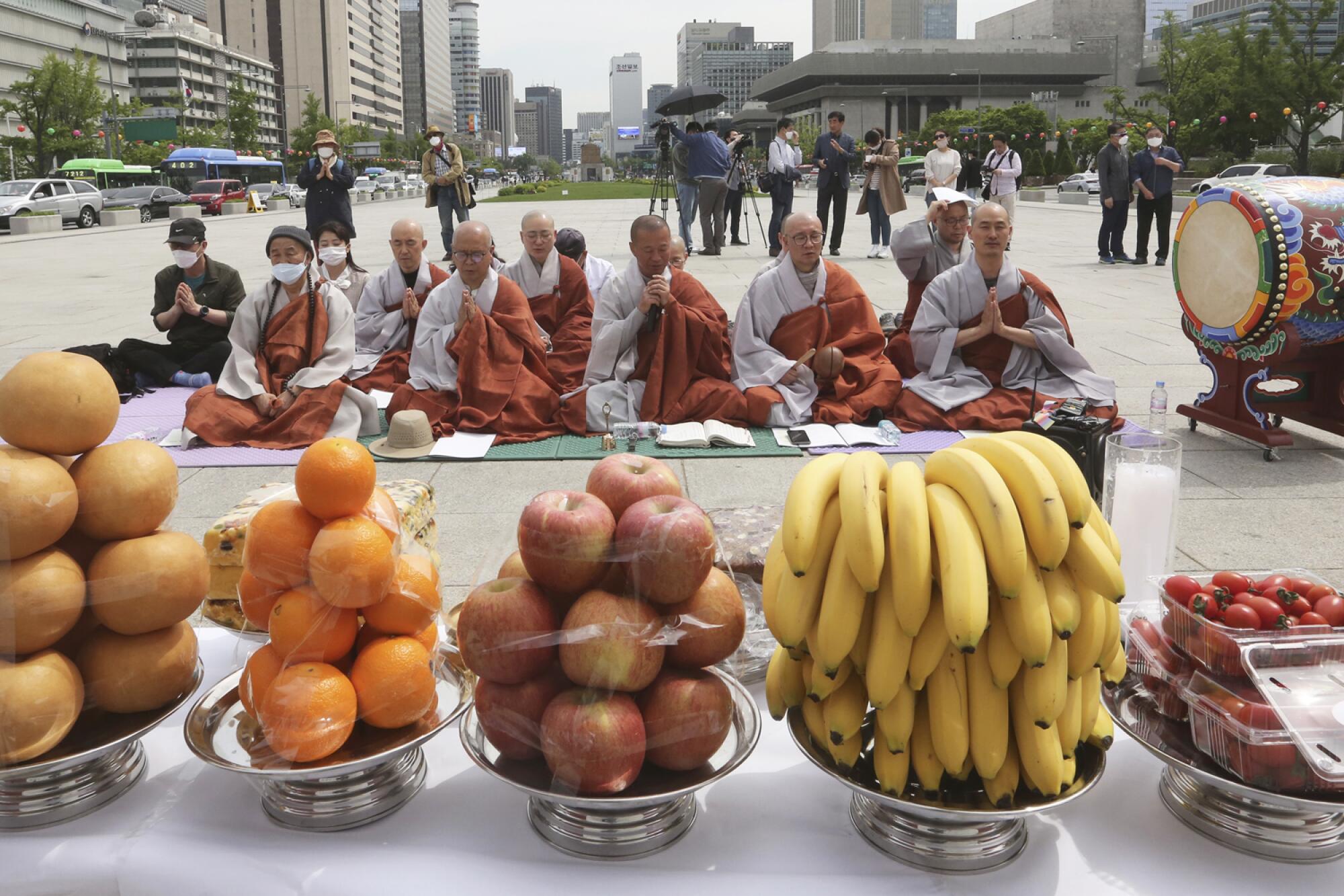 Buddhist monks pray for coronavirus victims in Seoul