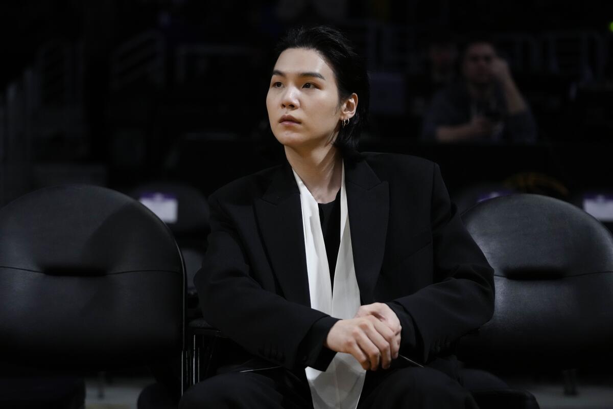 ARCHIVO - Suga, BTS, asiste a un partido de la NBA entre los Lakers de Los Angeles