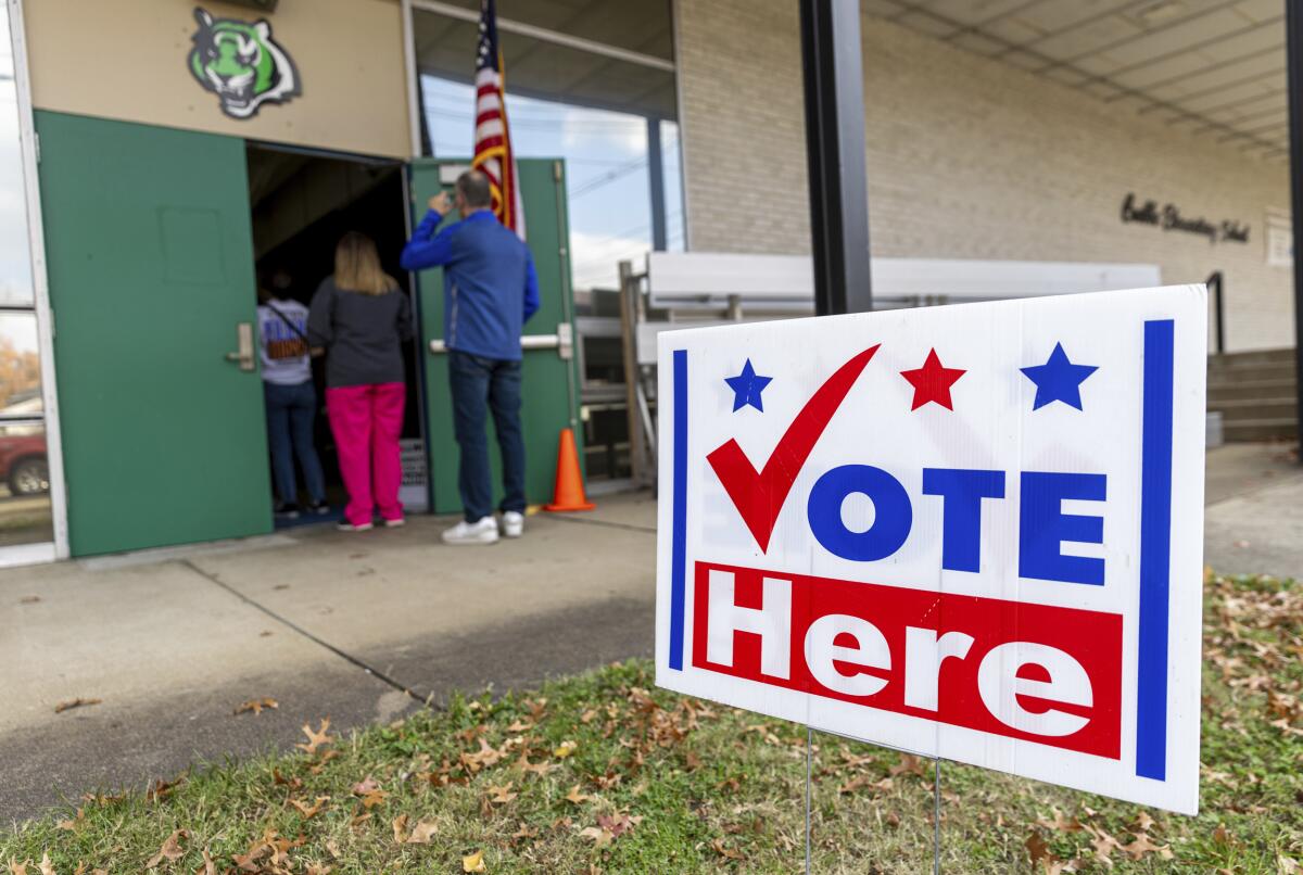 Votantes llegan a depositar su voto el día de las elecciones en la Escuela Primaria Crabbe 