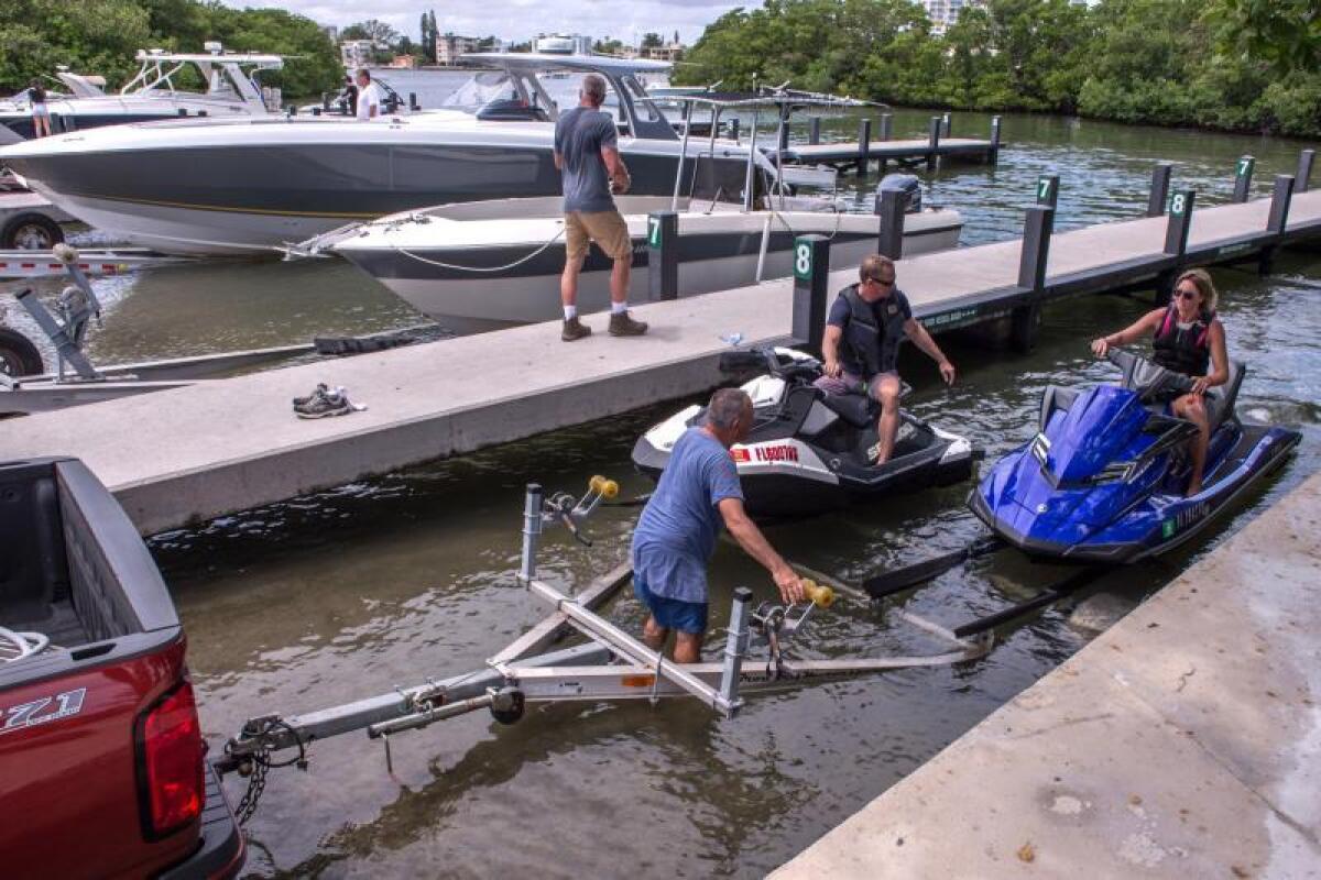 Unas personas sacan sus embarcaciones del agua debido a la llegada del huracán Dorian en Pelican Marina de North Bay Village, en la coste este de Florida (EE.UU.). EFE/ Giorgio Viera
