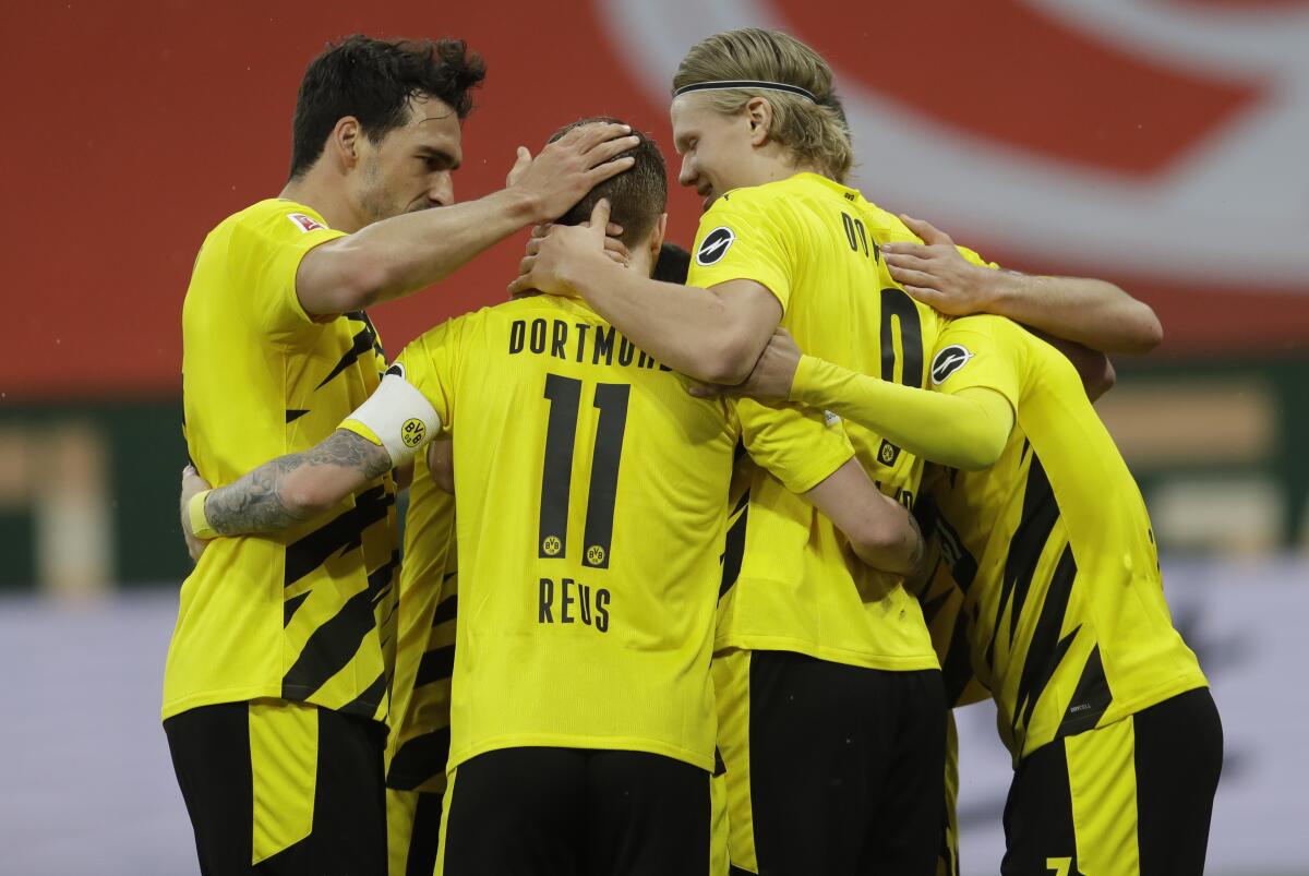 Los jugadores de Borussia Dortmund celebran tras el gol de Marco Reus 