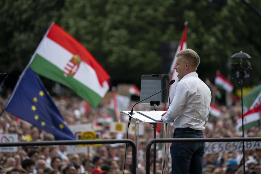 Péter Magyar, un opositor en ascenso contra el primer ministro húngaro Viktor Orbán, en la manifestación en Debrecen, Hungría, el 5 de mayo de 2024. (Foto AP/Denes Erdos)