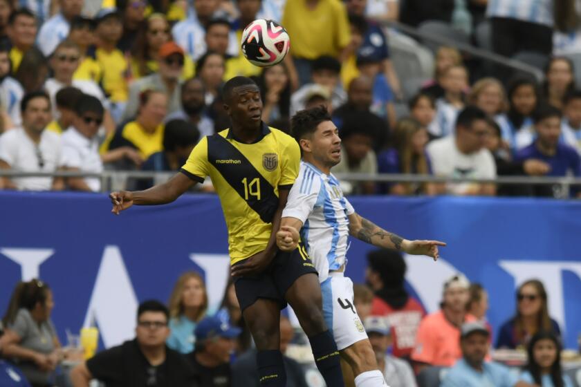 El defensor de Argentina, Gonzalo Montiel (derecha), disputa la pelota con Alan Minda (14) de Ecuador durante un amistoso internacional el domingo 9 Junio, 2024, en Chicago. (AP Foto/Paul Beaty)