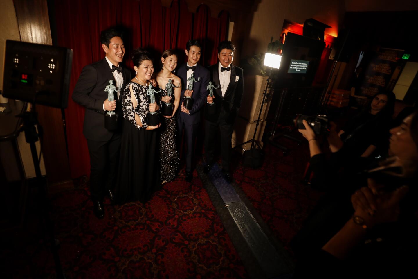 'Parasite' cast celebrates at SAG Awards