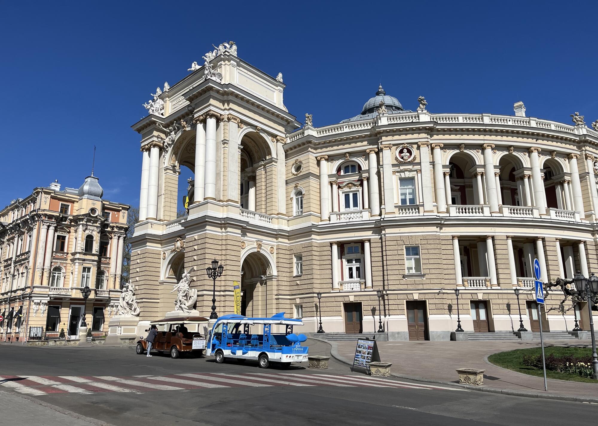 Ópera de Odessa, antigamente protegida com sacos de areia. 