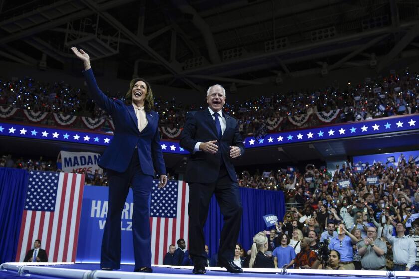 ARCHIVO - La candidata presidencial demócrata, la vicepresidenta Kamala Harris, y su compañero de fórmula, el gobernador de Minnesota Tim Walz, llegan a un acto de campaña en Filadelfia, el 6 de agosto de 2024. (AP Foto/Matt Rourke)