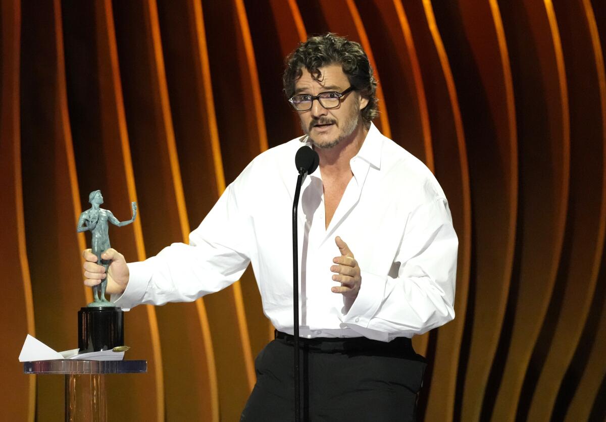 Pedro Pascal recibe el premio a mejor actor en una serie de drama por "The Last of Us" en la 30a 