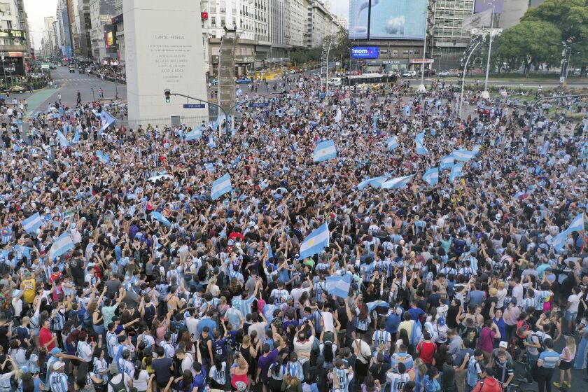 Miles de aficionados celebran en el Obelisco en Buenos Aires, Argentina el pase de la selección a los octavos de final al superar a Polonia el miércoles 30 de noviembre del 2022. (AP Foto/Gustavo Garello)