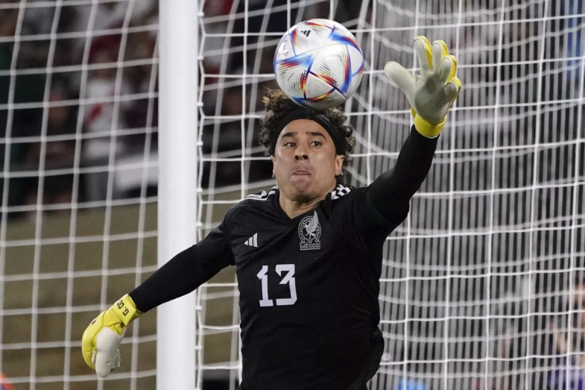 El arquero mexicano Guillermo Ochoa