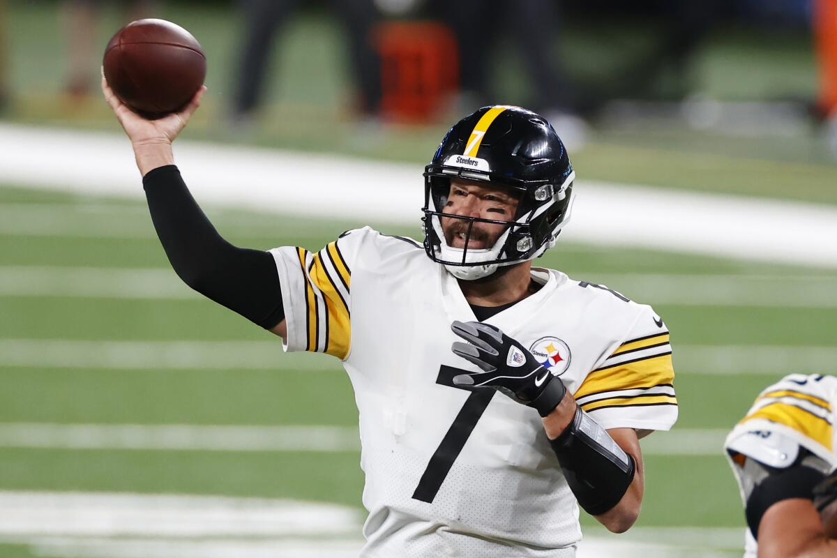 Pittsburgh Steelers quarterback Ben Roethlisberger throws against the New York Giants.