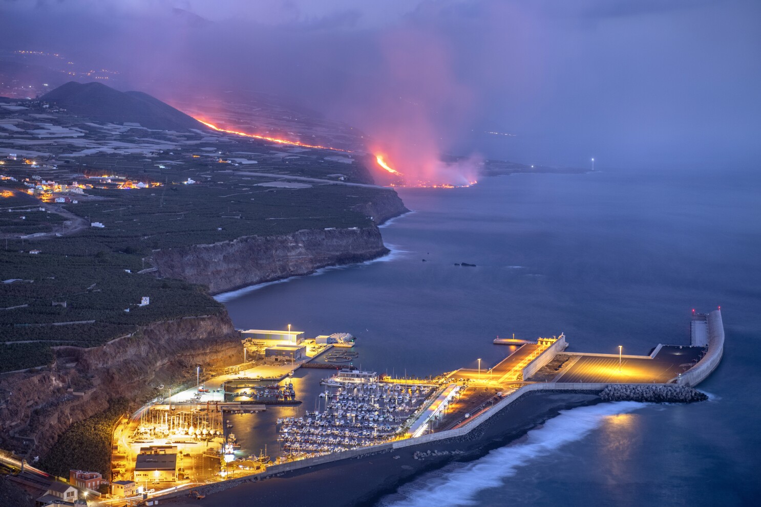 Lava flowing into sea makes Spanish island grow larger - Los Angeles Times