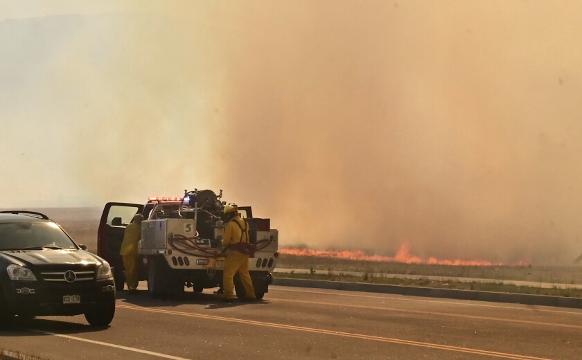 ARCHIVO - Una cuadrilla de bomberos llega al lugar donde arden las llamas 