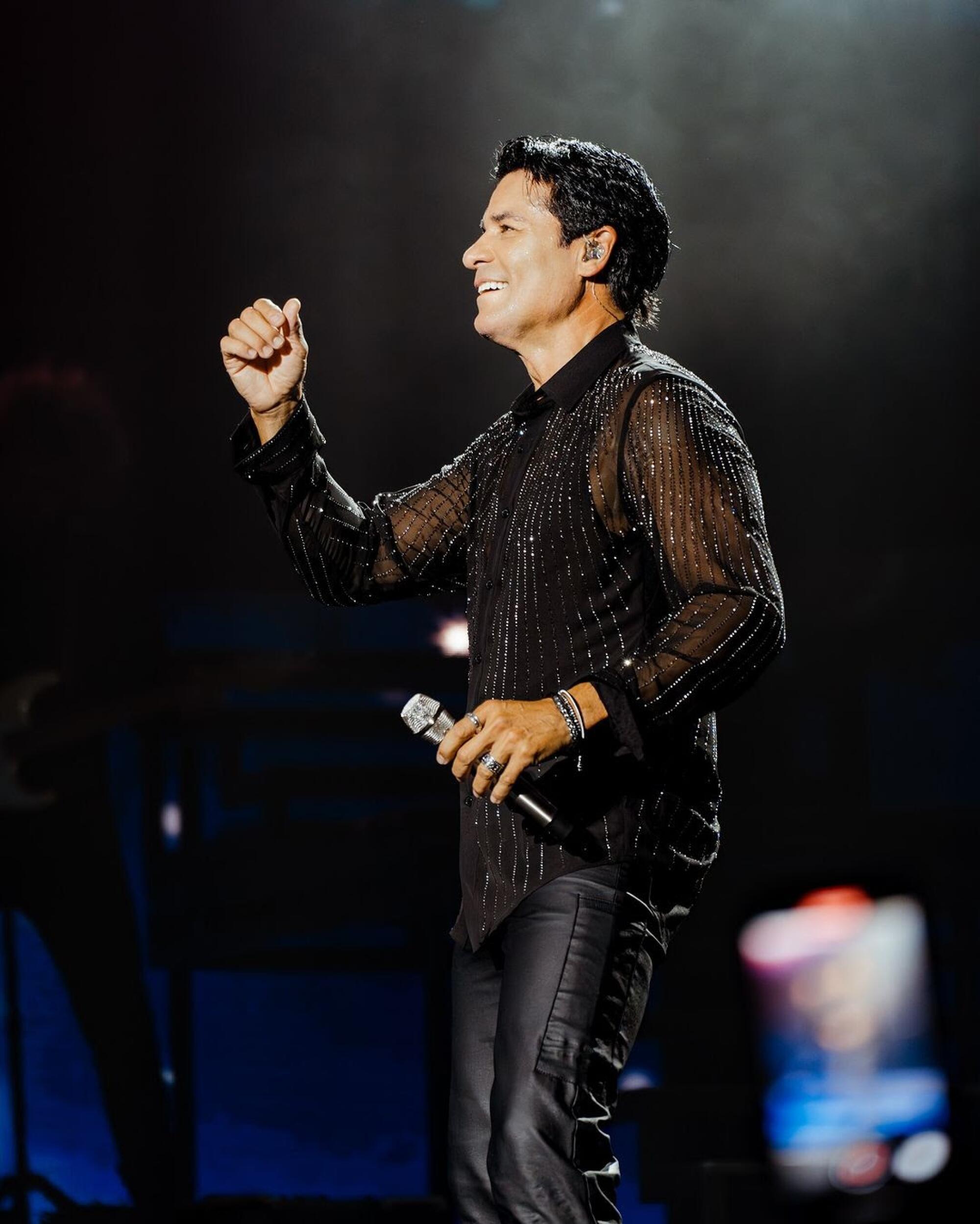 Chayanne se entrega a plenitud a su público que lo acompaña en su gira "Bailemos otra vez".