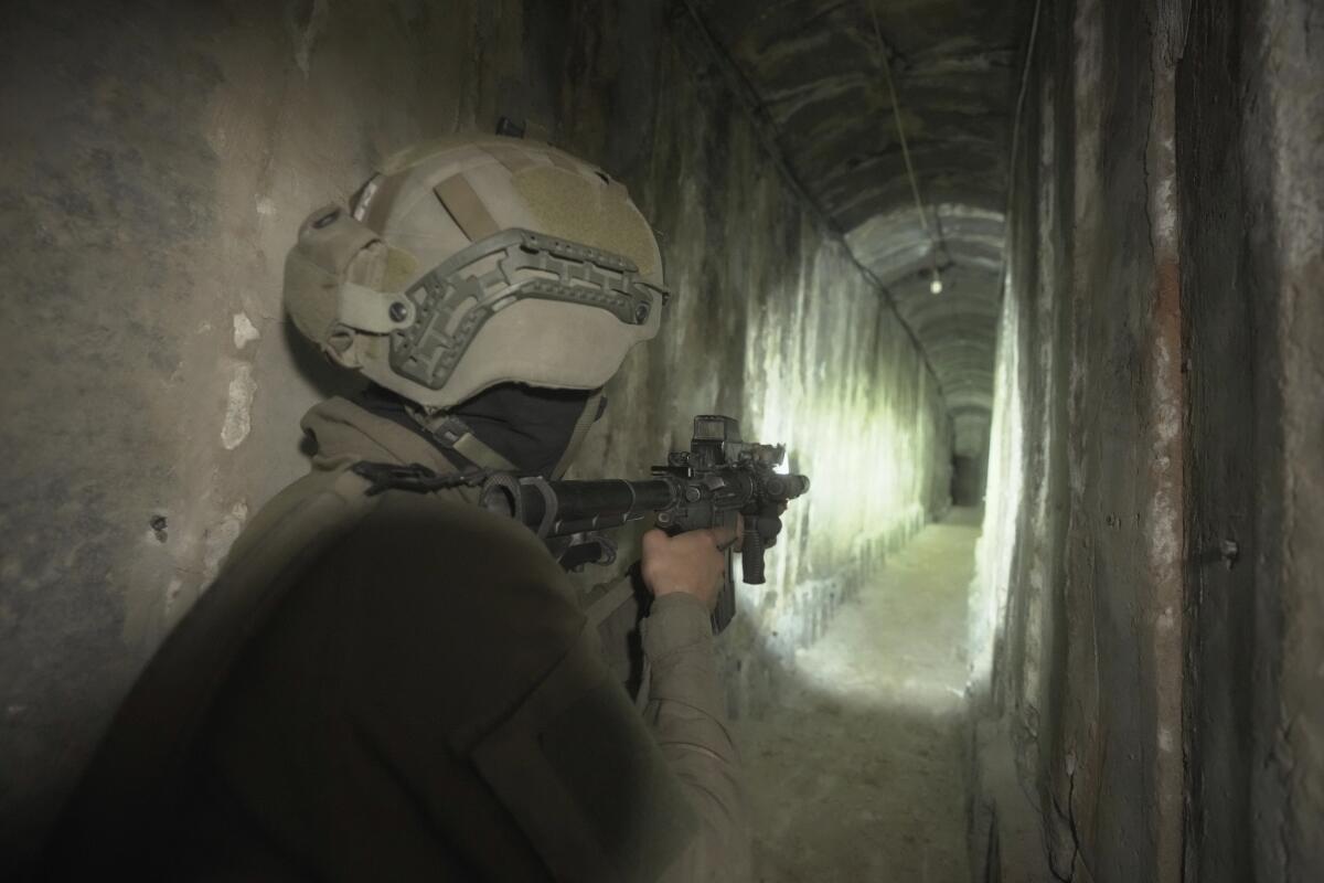 En esta imagen de archivo, soldados israelíes muestran a reporteros el túnel subterráneo