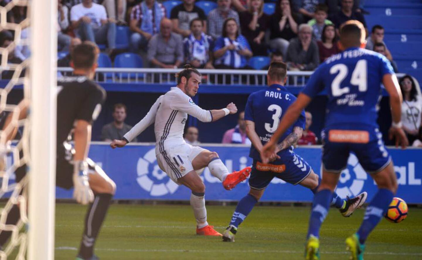 Gareth Bale (i) en acción contra el Deportivo Alavés.