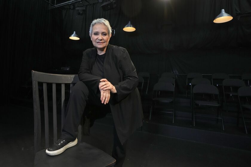 La actriz, maestra de actuación y directora mexicana Adriana Barraza posa en su estudio de actuación el martes 25 de abril de 2023 en Miami. (Foto AP/Wilfredo Lee)