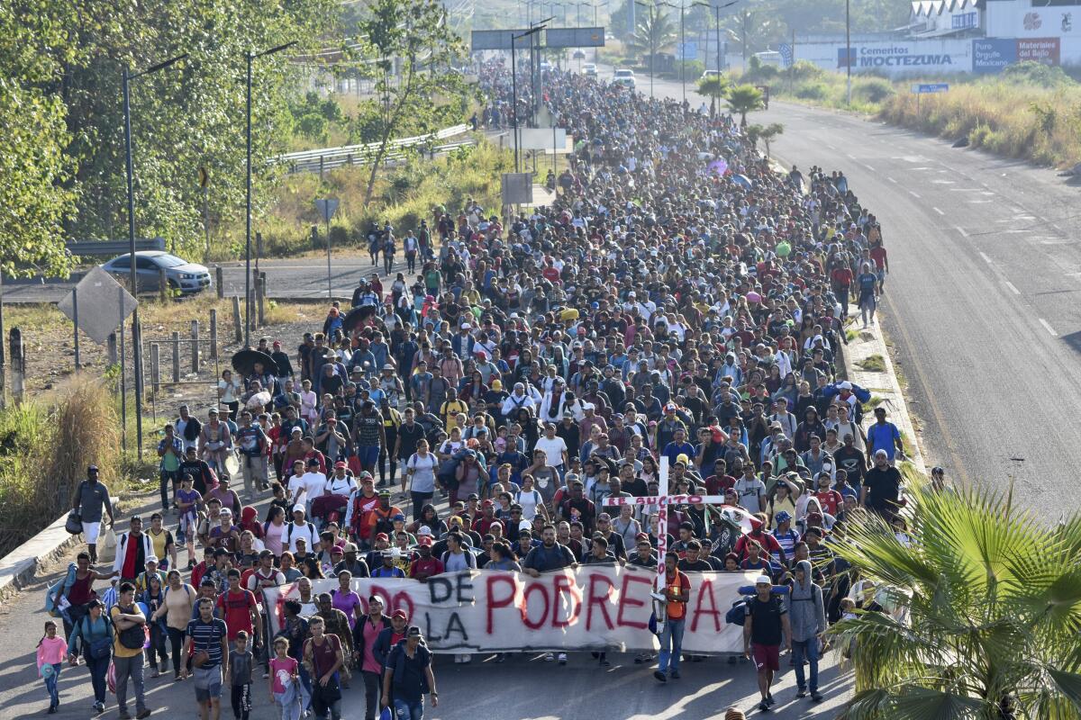 Los migrantes parten de Tapachula, México, el domingo 24 de diciembre de 2023. 