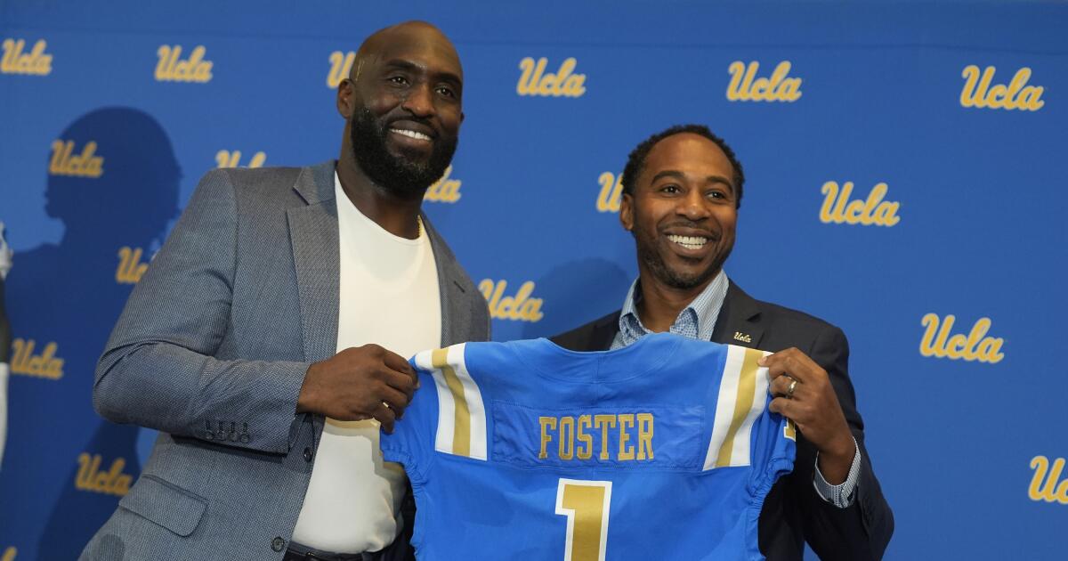 Un comienzo emotivo para DeShawn Foster como entrenador de fútbol de UCLA