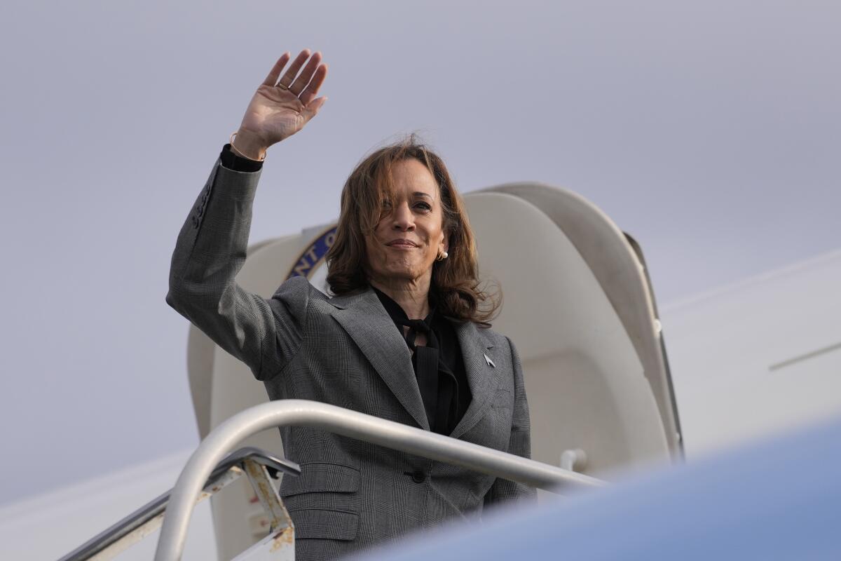 La vicepresidenta Kamala Harris saluda al salir del aeropuerto LaGuardia de Nueva York.