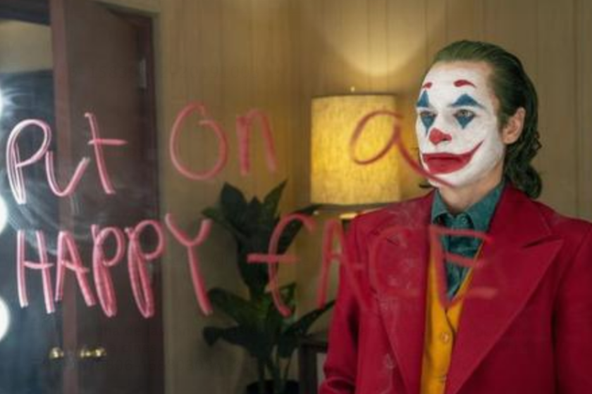 Fotograma cedido por Warner Bros. donde aparece el actor Joaquin Phoenix como Arthur Fleck, durante una escena de la esperada película "Joker".