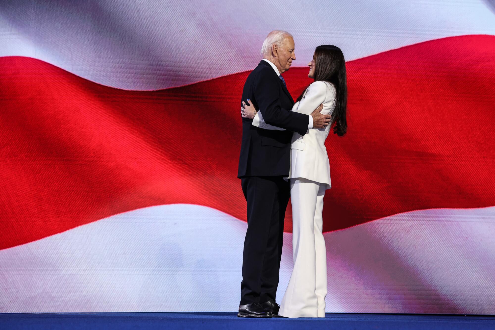 El presidente Biden abraza a su hija en el escenario.