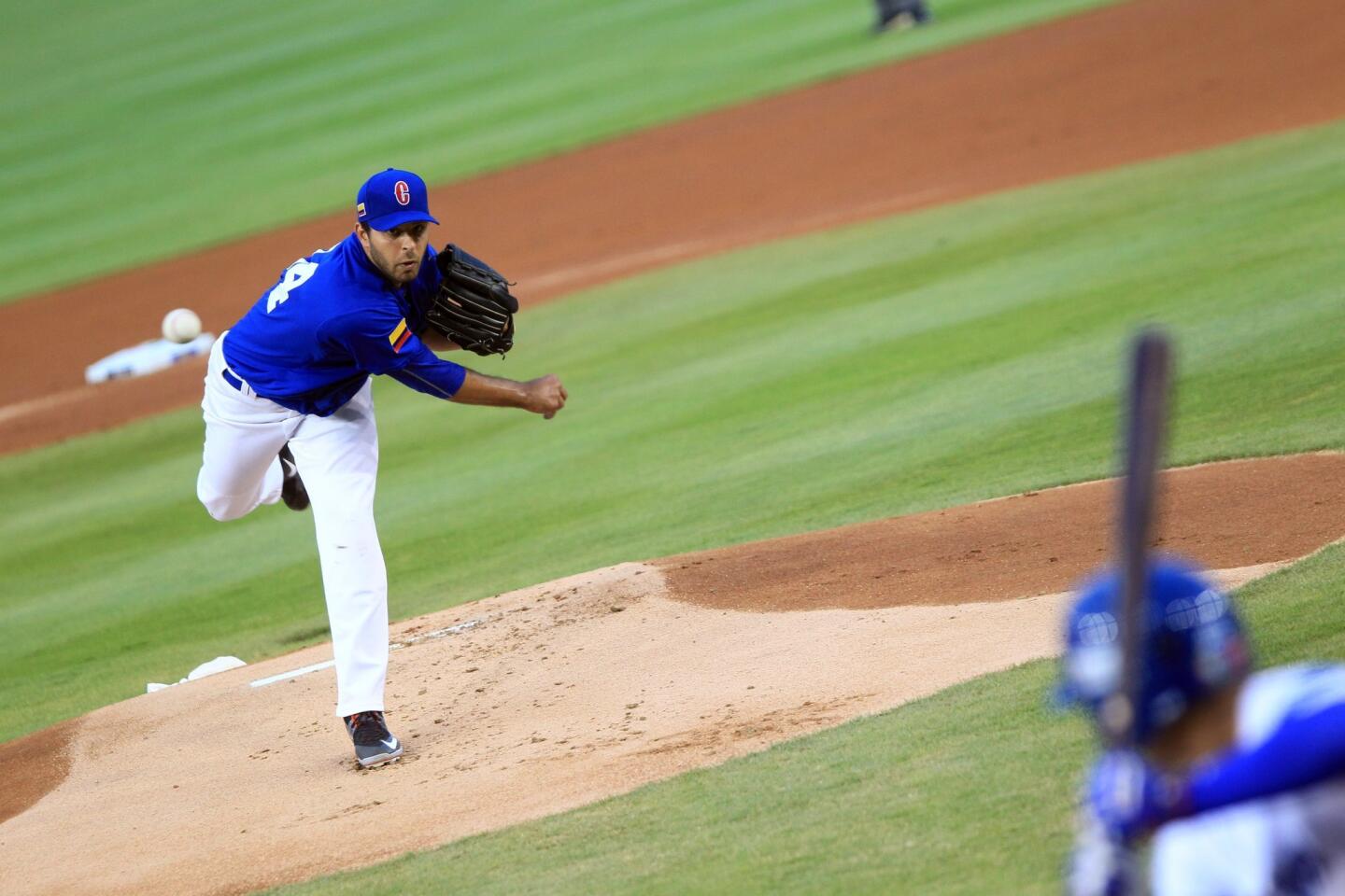 PAN01. CIUDAD DE PANAMÁ (PANAMÁ), 20/03/2016.- Nabil Crismatt (i) de Colombia lanza contra Panamá hoy, domingo 20 de marzo de 2016, durante un juego de las eliminatorias para el Clásico Mundial de Béisbol hoy, domingo 20 de marzo de 2016, en Ciudad de Panamá (Panamá). EFE/Alejandro Bolívar ** Usable by HOY, FL-ELSENT and SD Only **