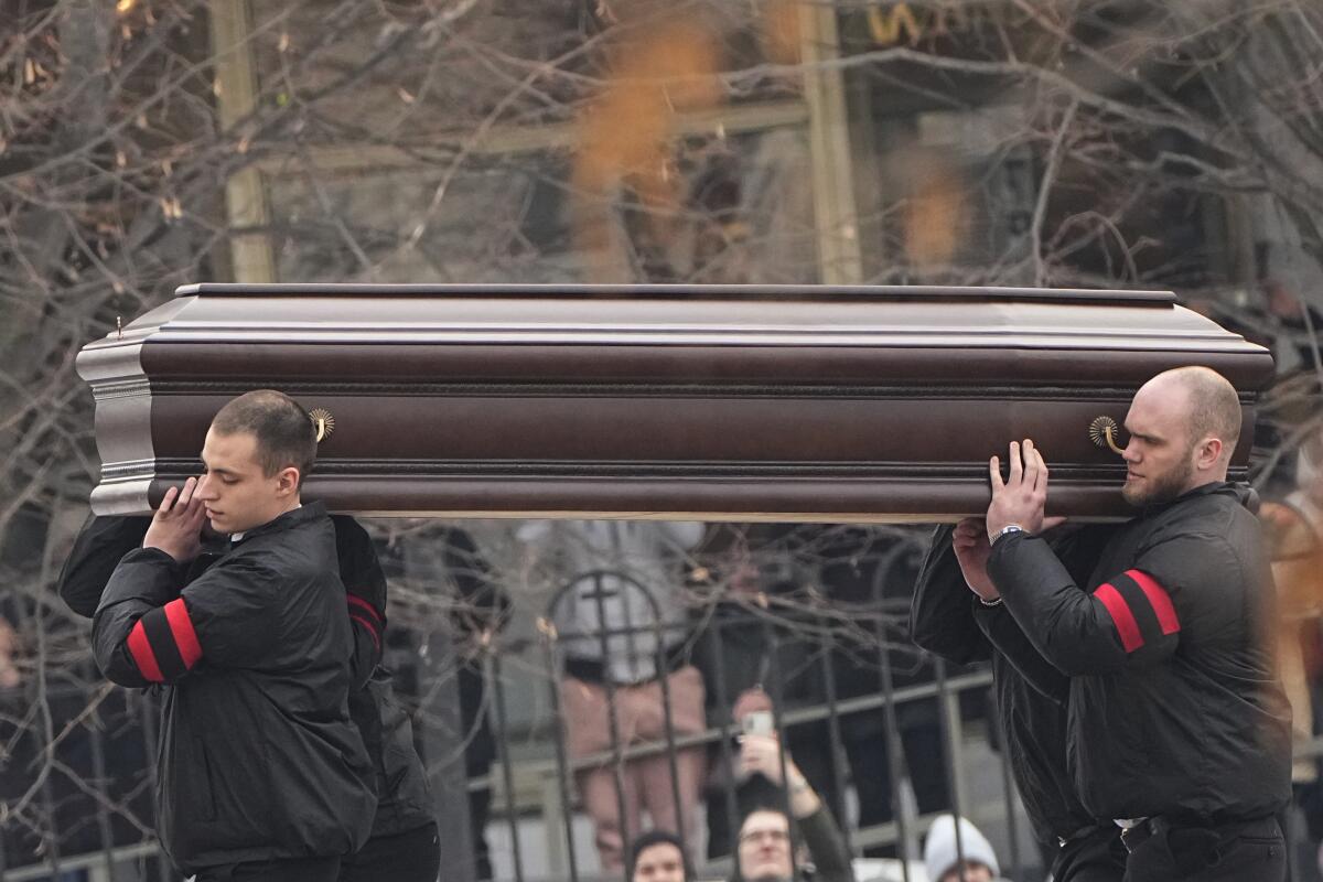 Operarios cargan con el féretro del opositor ruso Alexei Navalny hasta la iglesia del icono de la Madre de Dios Alivia mi sufrimiento, en Moscú, Rusia, el 1 de marzo de 2024. (AP Foto)