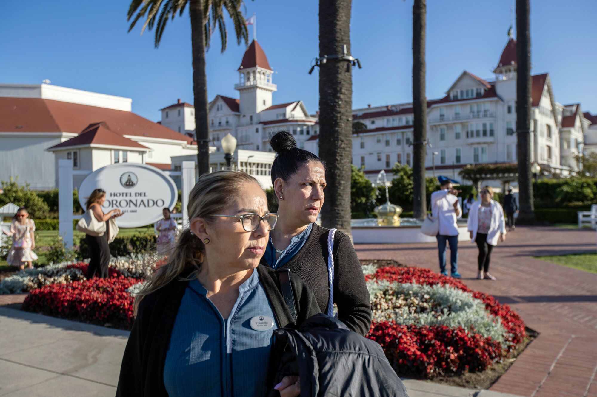 Coronado'daki Hotel del Coronado'nun önünde iki kadın duruyor