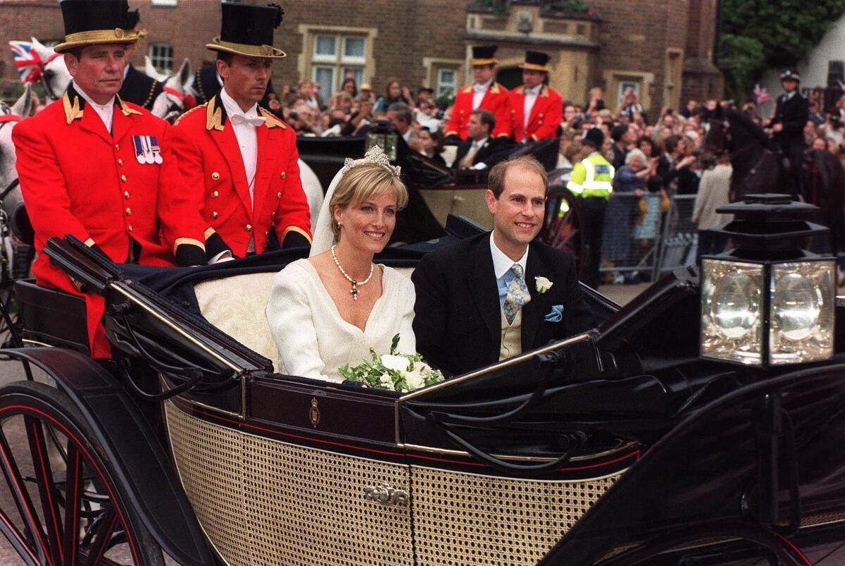 19 de junio de 1999: el príncipe Edward y su novia, Sophie Rhys-Jones, cabalgan por las calles de Windsor después de su boda en la Capilla de San Jorge en el Castillo de Windsor.