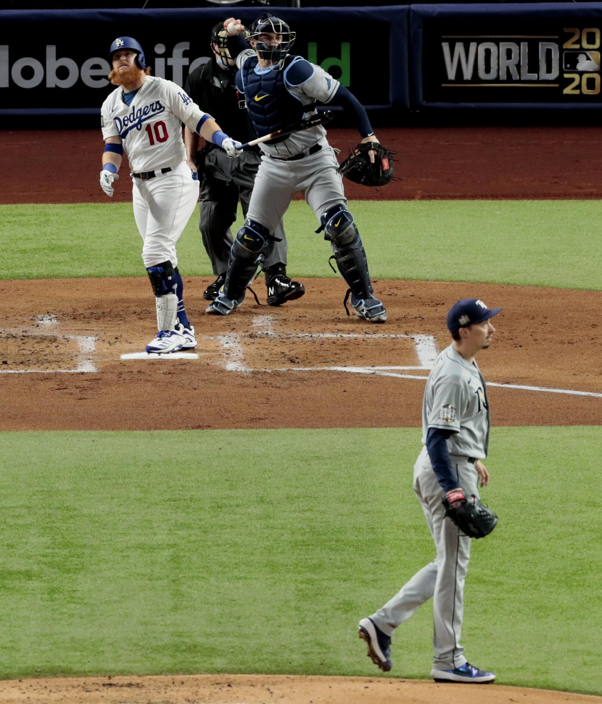El tercera base de los Dodgers, Justin Turner, se poncha contra el lanzador de Tampa Bay, Blake Snell, en la primera entrada.