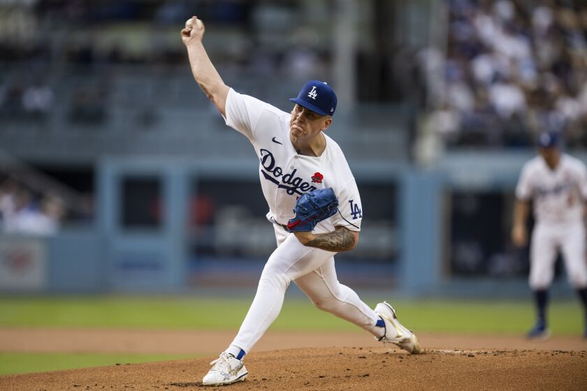 El abridor de los Dodgers de Los Ángeles Bobby Miller lanza en la primera entrada del juego ante los Nacionales de Washington el lunes 29 de mayo del 2023. (AP Foto/Kyusung Gong)