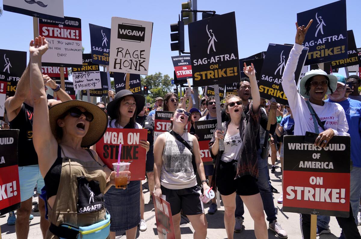 Guionistas y actores en huelga participan en un mitin frente a los estudios Paramount en Los Ángeles 