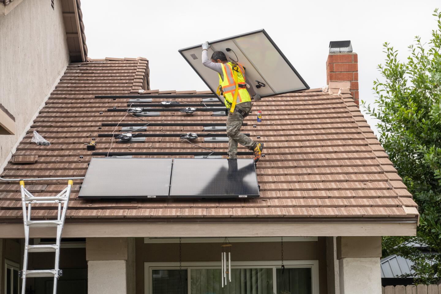 1307675-me-rooftop-solar-installation-08-mjc.jpg