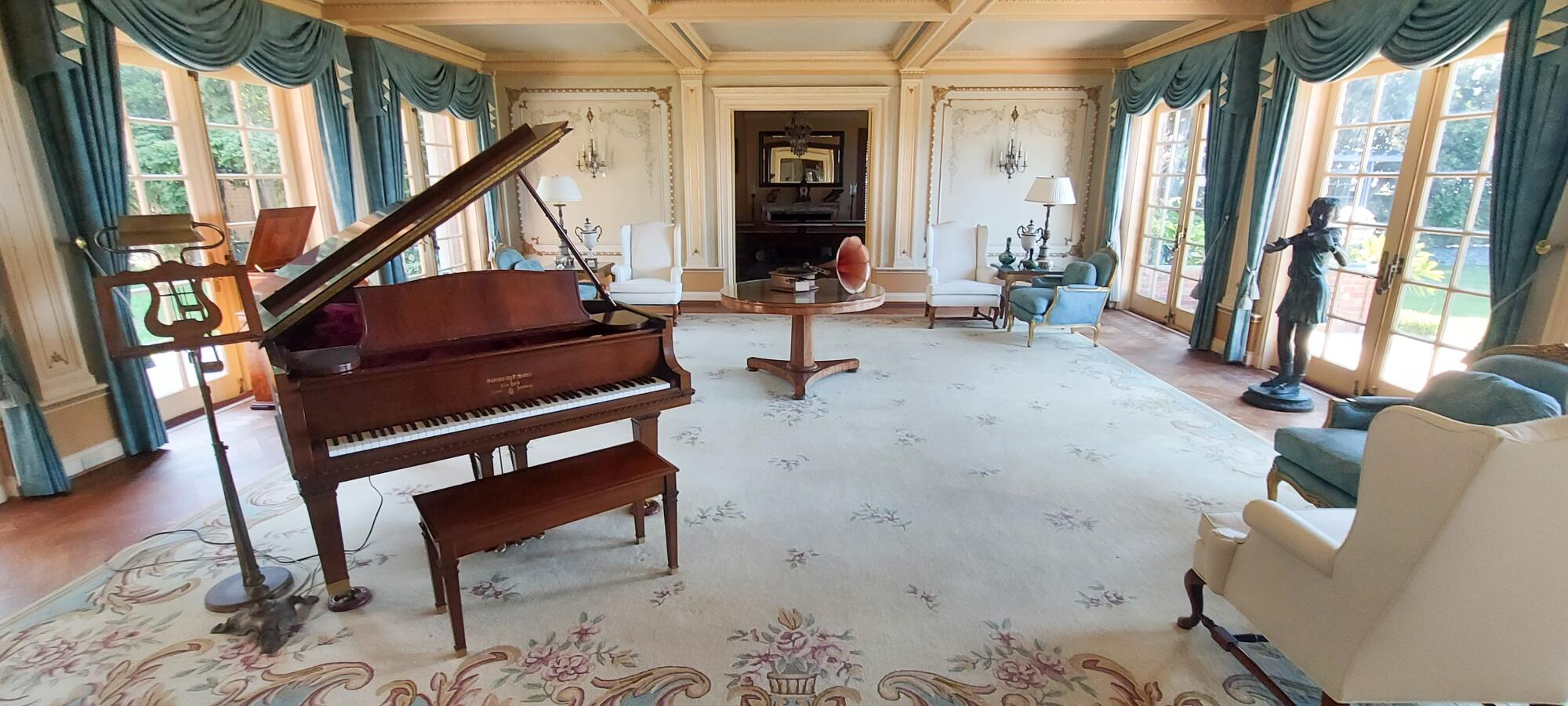 Este gran espacio incluye un piano y reproductores de música de principios de 1900 en Crown Manor, en Coronado.