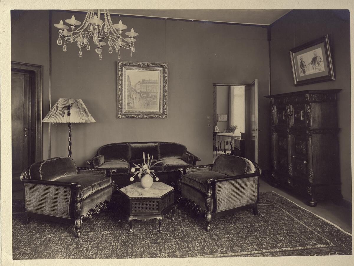 На фотографии, предоставленной семьей Кассирер, изображена картина Писсарро, висевшая в семейном доме в Берлине в 1920-е годы.