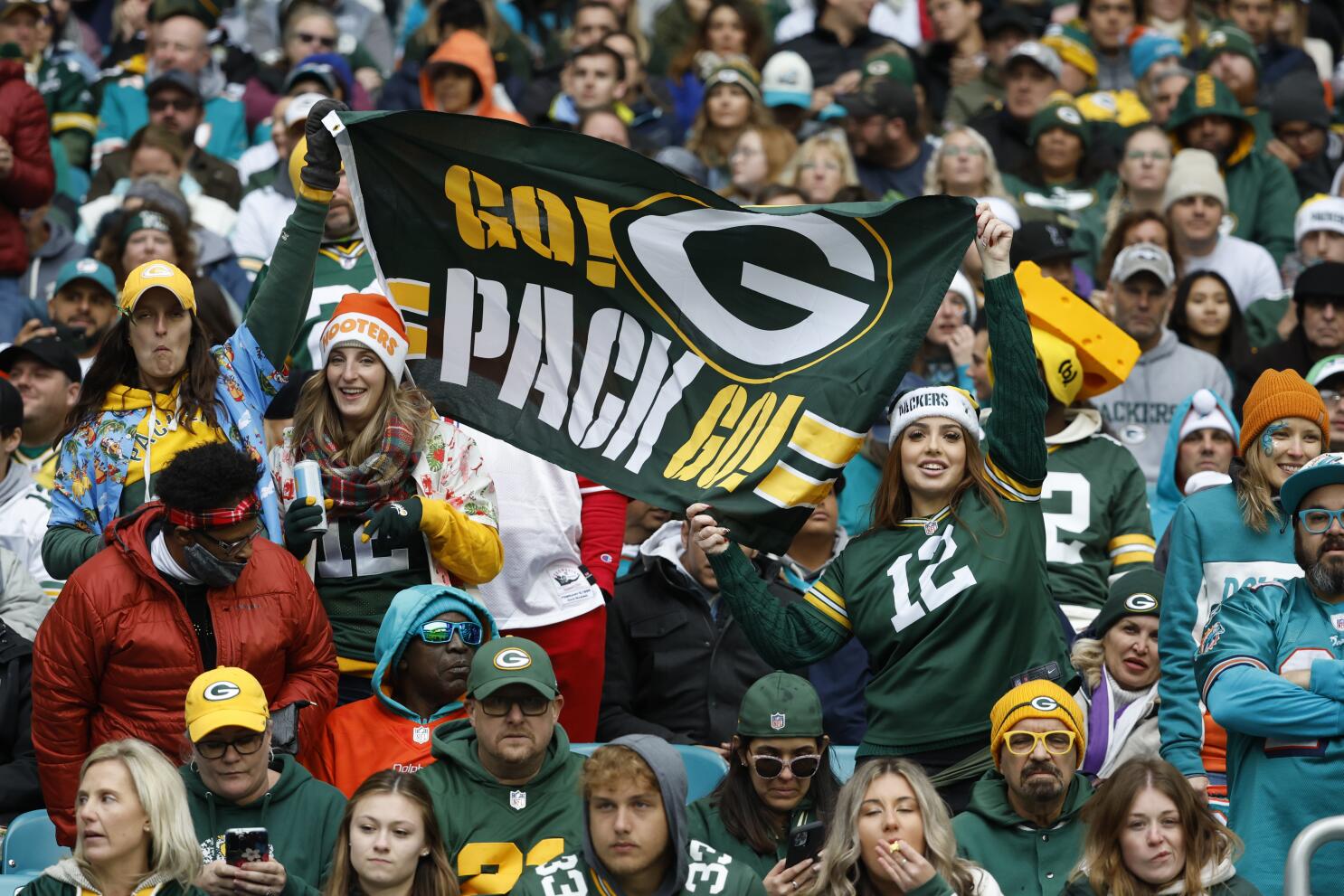 Packers, Dolphins meet on Christmas with playoff aspirations