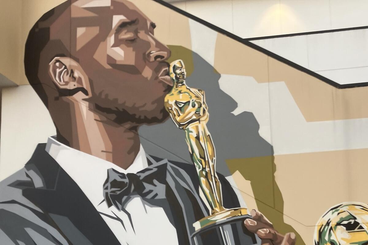 Un mural en Ovation Hollywood muestra a Kobe Bryant besando el trofeo Oscar que ganó por su cortometraje de animación "Dear Basketball".