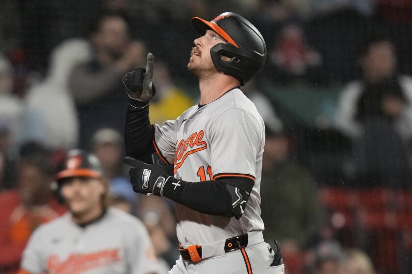 Jordan Westburg, de los Orioles de Baltimore, celebra luego de batear un jonrón de tres carreras, el miércoles 10 de abril de 2024, ante los Medias Rojas de Boston (AP Foto/Charles Krupa)