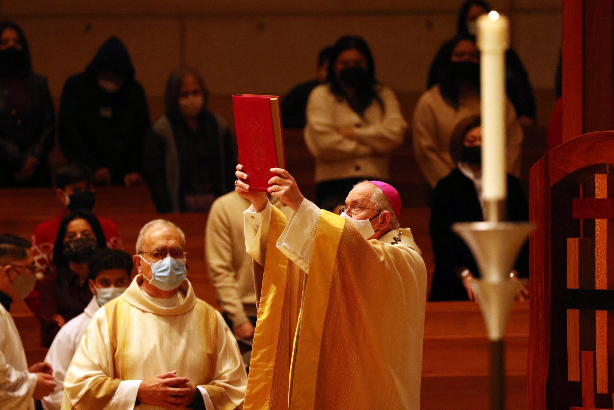 اسقف اعظم خوزه اچ. گومز مراسم مذهبی خانواده را در شب کریسمس در کلیسای جامع مریم مقدس در لس آنجلس رهبری خواهد کرد.