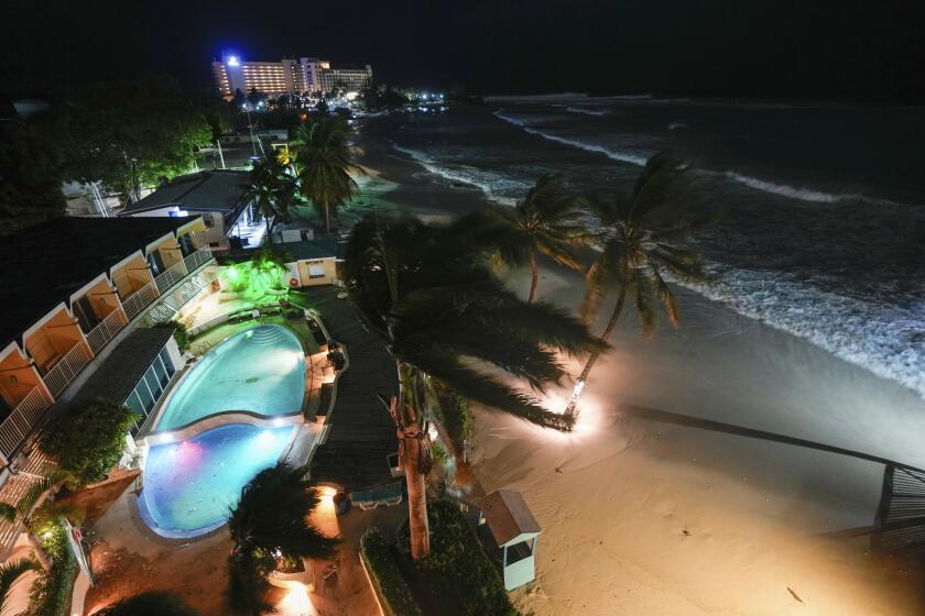 El viento del huracán Beryl azota la bahía Carlisle en Bridgetown, Barbados, el lunes 1 de julio de 2024. (AP Foto/Ricardo Mazalan)