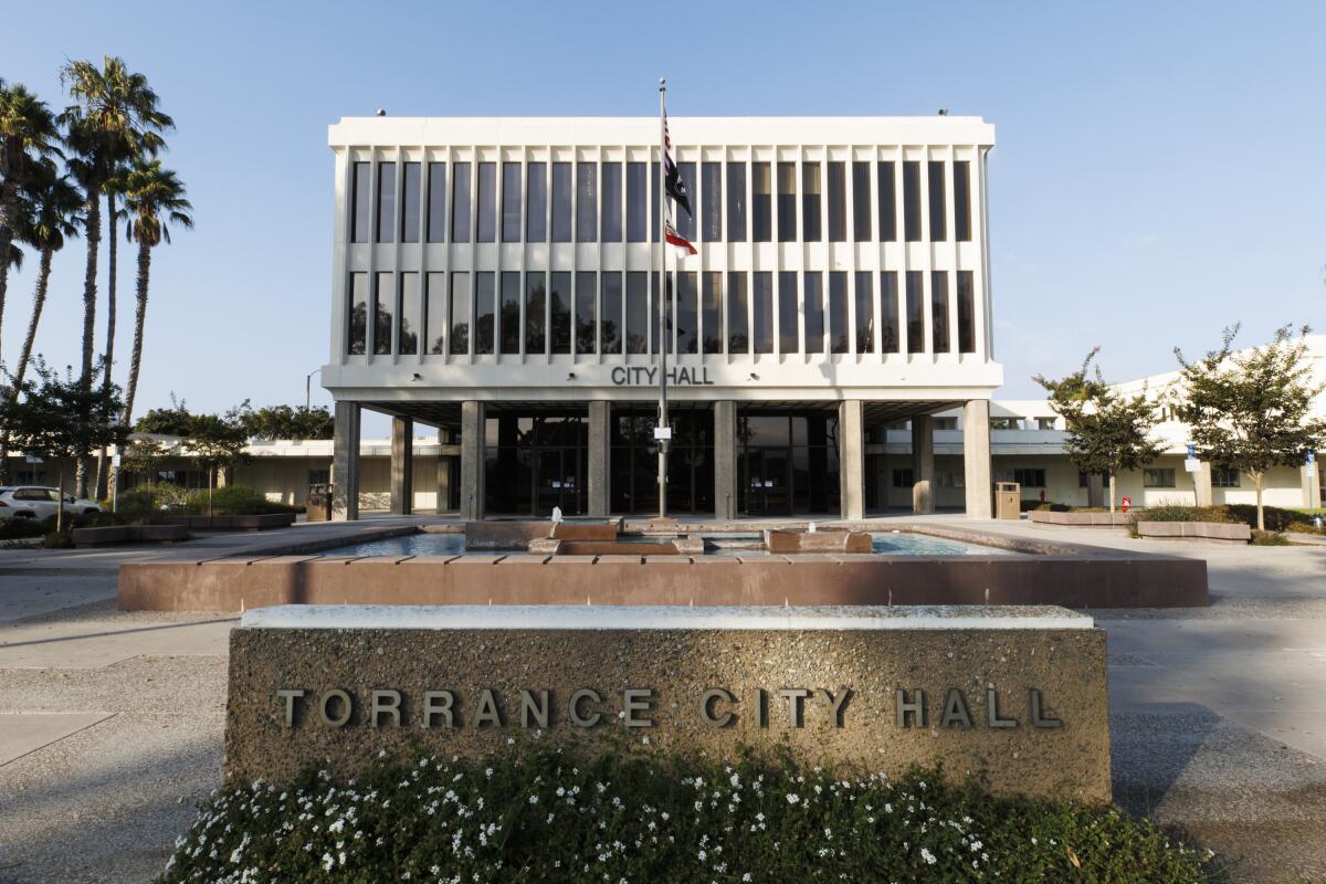 Una vista exterior del Ayuntamiento de Torrance.