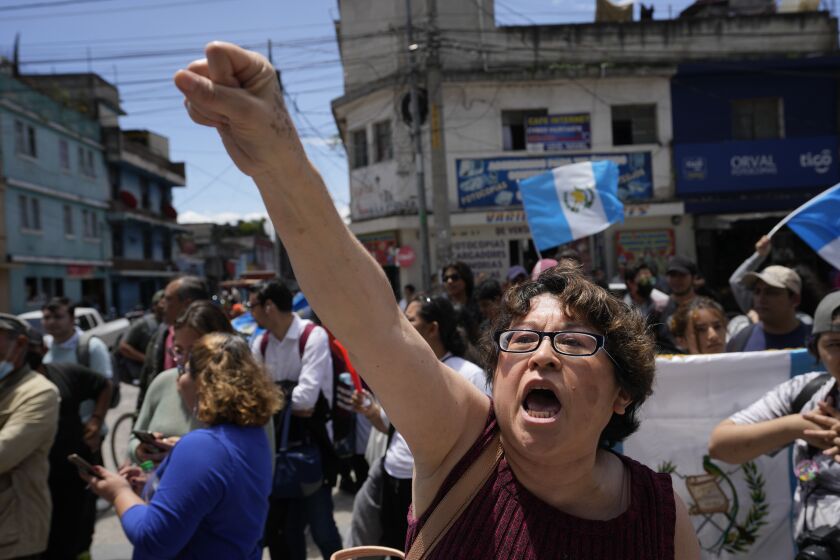 Manifestantes se reúnen el jueves 13 de julio de 2023 frente a la fiscalía general en la Ciudad de Guatemala para protestar porque allanó la sede de la autoridad electoral. (AP Foto/Moisés Castillo)