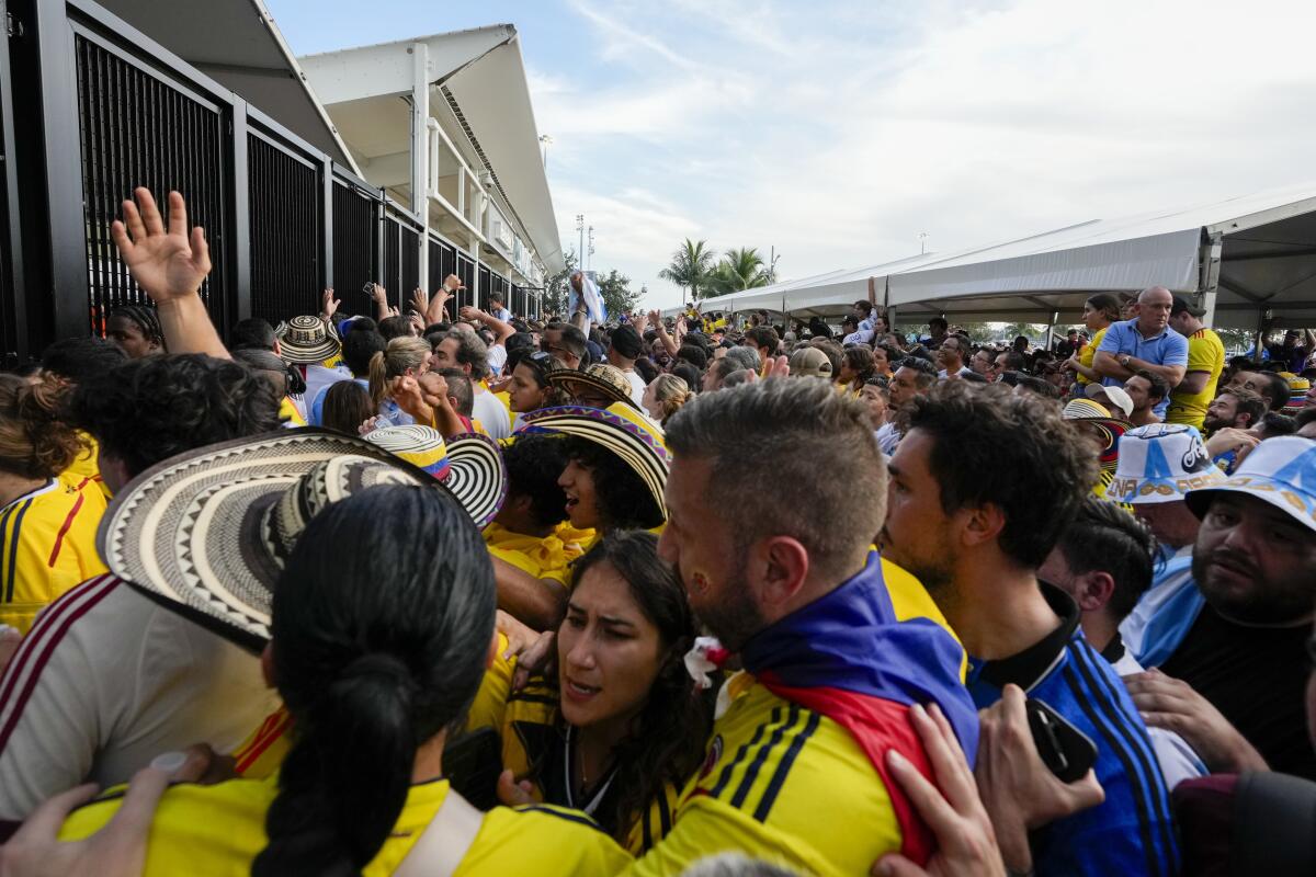 Hinchas aguardan por ingresar a la final de la Copa América entre Argentina y Colombia en Miami 