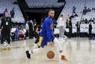 (FILE)- El escolta de los Golden State Warriors, Stephen Curry, calienta para el partido del torneo de play-in de baloncesto de la NBA contra los Sacramento Kings, el martes 16 de abril de 2024, en Sacramento, California. Stephen Curry, de Golden State, fue anunciado el jueves por la noche como el Jugador Clutch del Año de la NBA (AP Foto/Godofredo A. Vásquez)